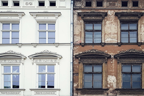 Auf der linken Seite ist eine renovierte Haushälfte zu sehen und auf der rechten eine sehr alte Haushälfte.