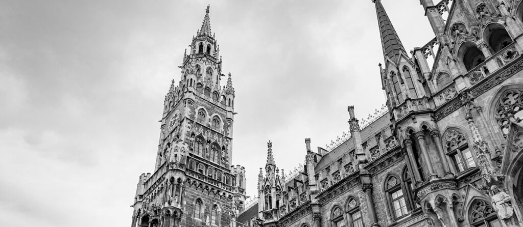 Ein großes, altes, gotisches Gebäude, mit vielen Verzierungen.