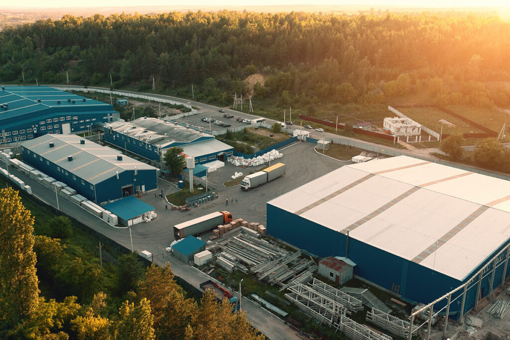 Luftaufnahme eines Industriegebäudes bei Sonnenuntergang.
