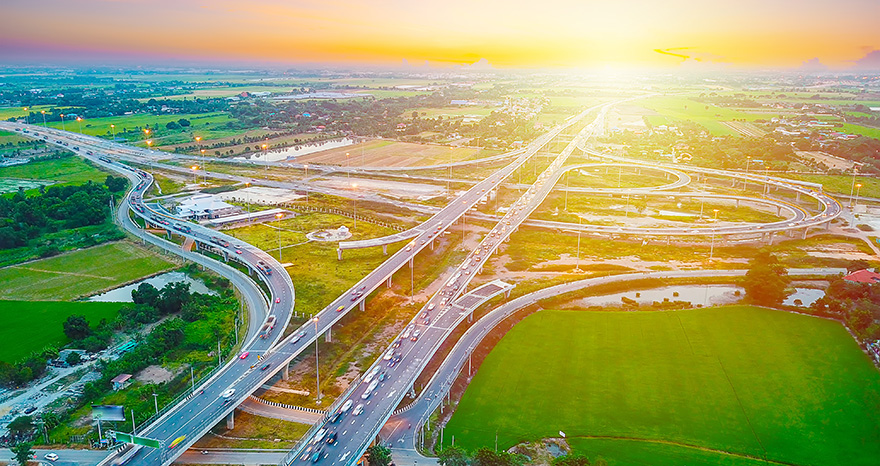 Viele verschiedene Verkehrsströme aus der Ferne, mit Straßen auf denen viele Autos fahren.